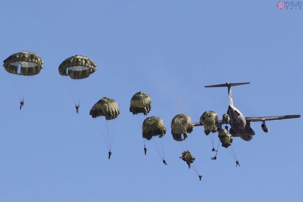 平成8年1月9日（金）落下傘部隊降下訓練始め（総合予行）見学を実施